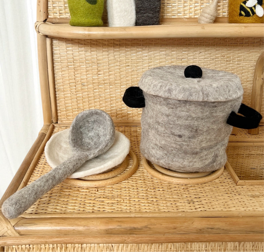 Felt Pot with lid & Ladle