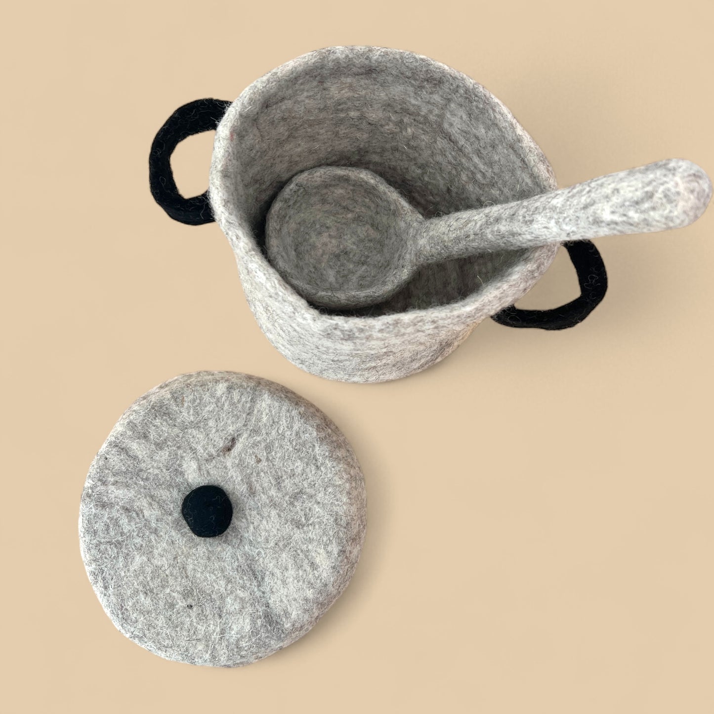 Felt Pot with lid & Ladle